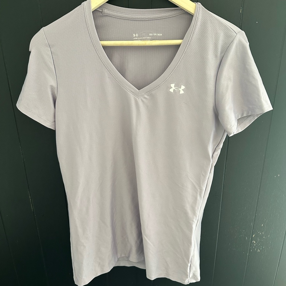 Womens underarmour v-neck t-shirt
